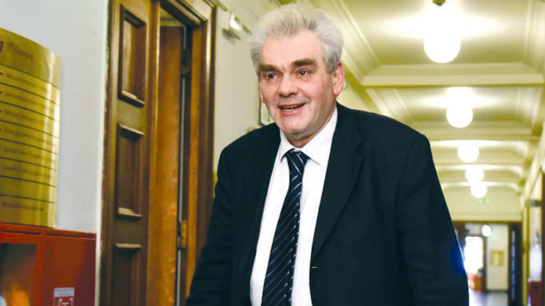 Τους δουλεύει ψιλό γαζί ο Παπαγγελόπουλος