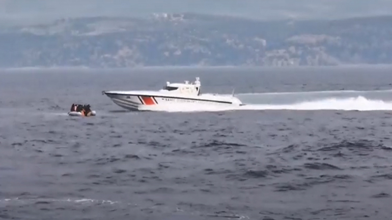 Ακυβέρνητη λέμβος με μετανάστες ανοιχτά της Μυτιλήνης – Επί τόπου το λιμενικό και τουρκική ακταιωρός