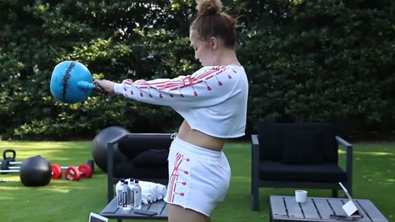 Το 20λεπτο workout της Jennifer Lopez που κάνει με την οικογένειά της