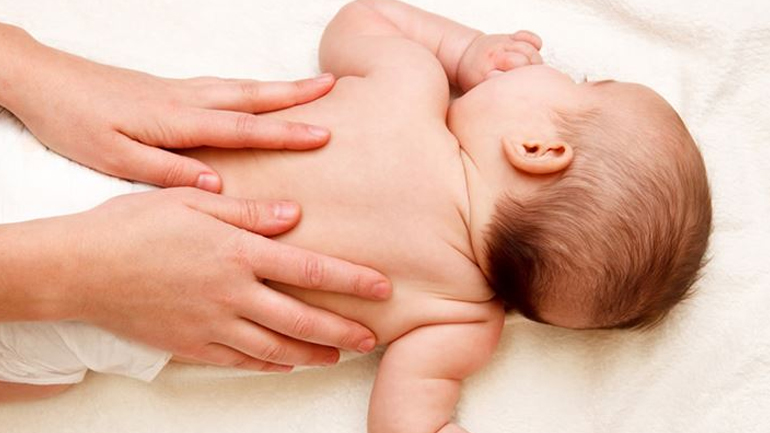 Βρεφικό μασάζ: Γιατί πρέπει να το εντάξετε στη ρουτίνα σας;