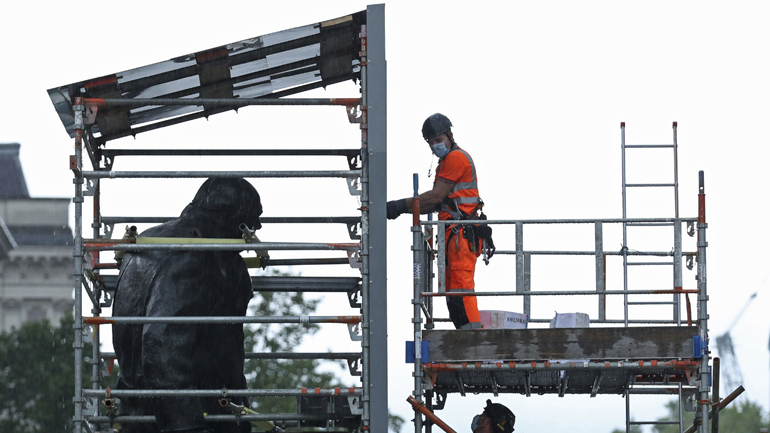 Λονδίνο: Αφαιρέθηκε η μεταλλική θήκη από το άγαλμα του Ουίνστον Τσόρτσιλ ενόψει της επίσκεψης Μακρόν