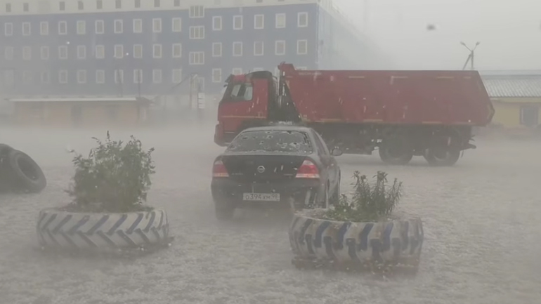 Χαλάζι σπάει το αυτοκίνητο σε δευτερόλεπτα!