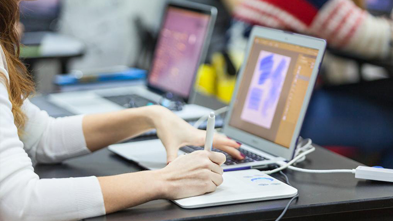 ΕΕ: Ξεκινά δημόσια διαβούλευση σχετικά με ένα νέο σχέδιο δράσης για την ψηφιακή εκπαίδευση