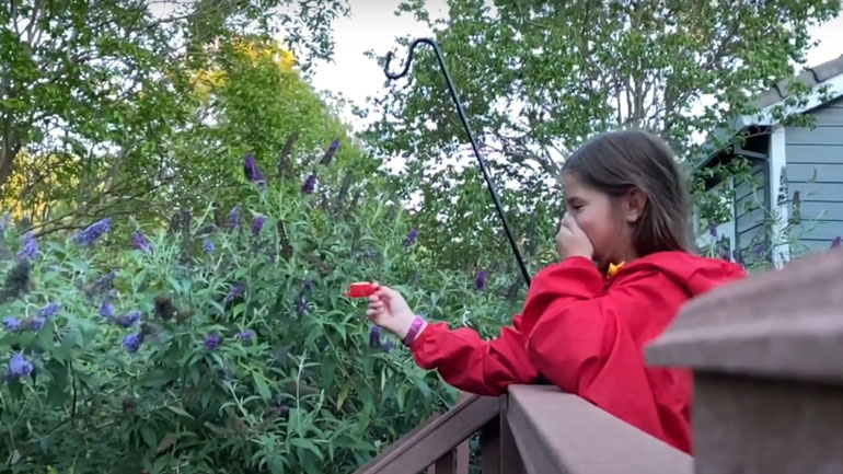 Η ανεκτίμητη έκφραση πιτσιρίκας που κατάφερε να ταΐσει ένα κολιμπρί