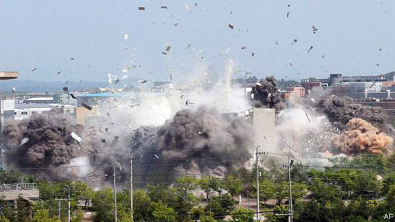 Με ισχυρή έκρηξη η Βόρεια Κορέα ανατίναξε τη σύνδεση με τον Νότο… Με ισχυρή έκρηξη η Βόρεια Κορέα ανατίναξε τη σύνδεση με τον Νότο…