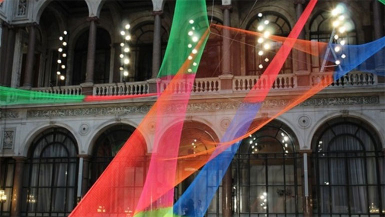 Έργα τέχνης με ουράνιο τόξο, στην μπουτίκ του Cartier στο Λονδίνο