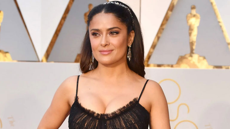 H Salma Hayek ποζάρει στο Instagram και μας δείχνει τα λευκά μαλλιά της
