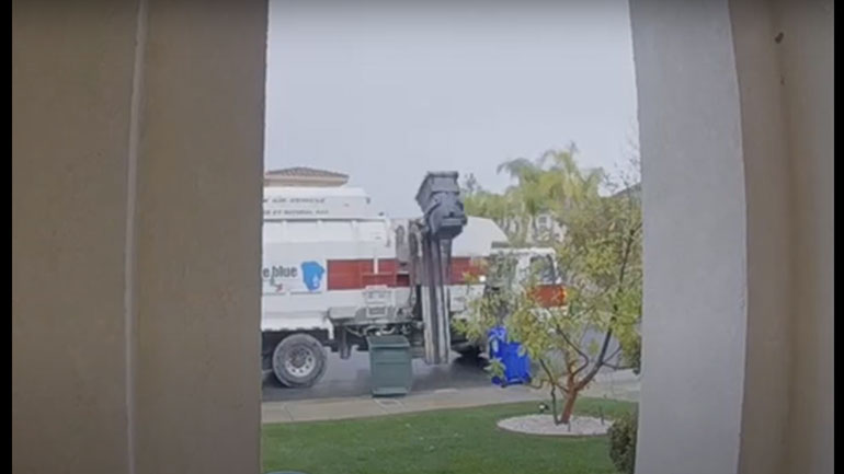 Όταν το σκουπιδιάρικο παίρνει και τον κάδο μαζί…