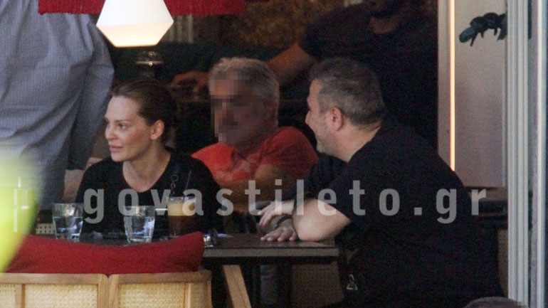 Υβόννη Μπόσνιακ-Αντώνης Ρέμος: Βόλτα στη Γλυφάδα για το ερωτευμένο ζευγάρι