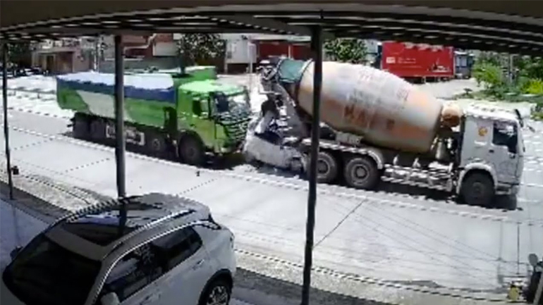 Αυτοκίνητο συνθλίβεται ανάμεσα σε δύο φορτηγά και οι επιβάτες επιζούν