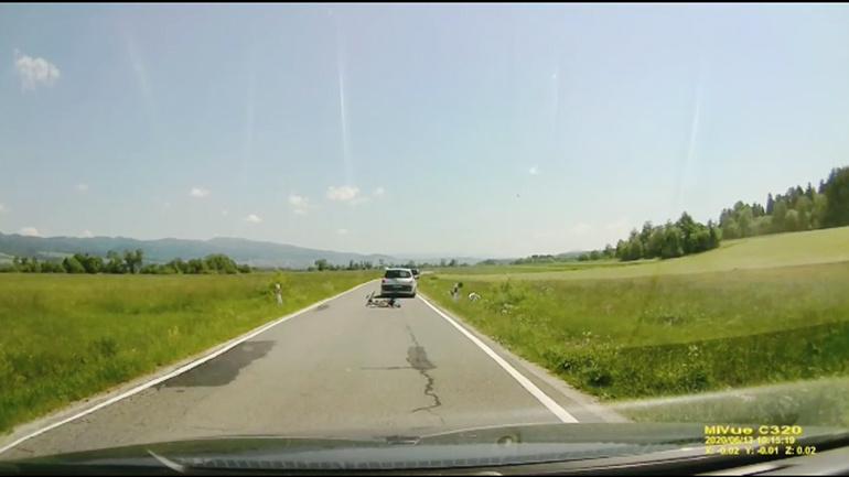 Οδηγός χτυπά επίτηδες δύο ποδηλάτες