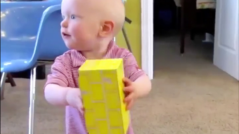 Μωρό παίζει Jenga 