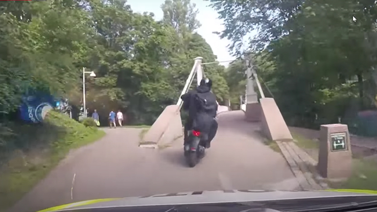 Aστυνομικοί καταδιώκουν ένοπλους ληστές σε σκούτερ