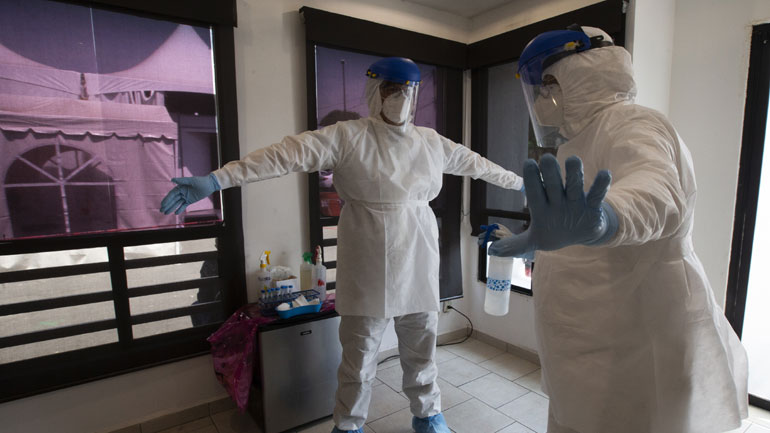 Το επίπεδο συναγερμού της Βρετανίας για τον κορωνοϊό μειώθηκε από το 4 στο 3