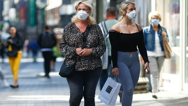 Η υποχρεωτική χρήση μάσκας καταστρέφει την απόλαυση για ψώνια, σύμφωνα με έρευνα στη Γερμανία