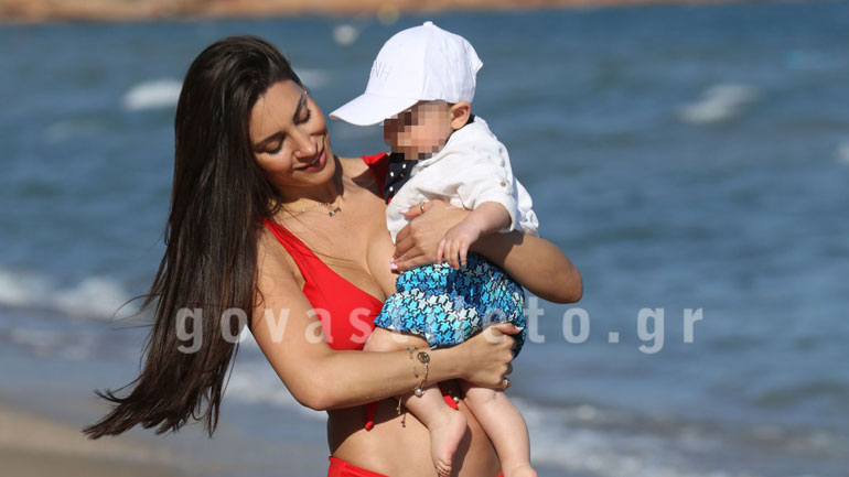 Φελίσια Λαπάτη: Παιχνίδια και βουτιές με τον γιο της στην παραλία