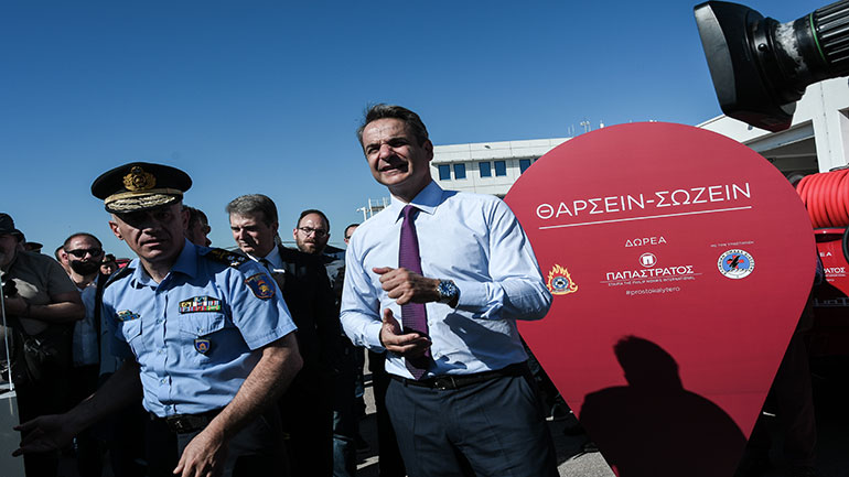 Ο κ. Μητσοτάκης αναφέρθηκε αναλυτικά στη μεγάλη σημασία της προσφοράς των 20 νέων οχημάτων από την "Παπαστράτος", καθώς -όπως είπε- είναι οχήματα πρώτης προσβολής που επιτρέπουν την αντιμετώπιση της πυρκαγιάς εν τη γενέσει της