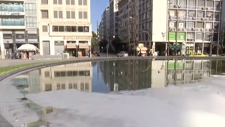 Το σιντριβάνι της Ομόνοιας γέμισε σαπουνάδες