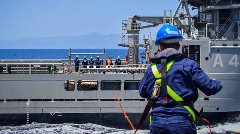 Εικόνες από την επιχειρησιακή εκπαίδευση του Ναυτικού και της Αεροπορίας σε Μυρτώο και Κρητικό Πέλαγος