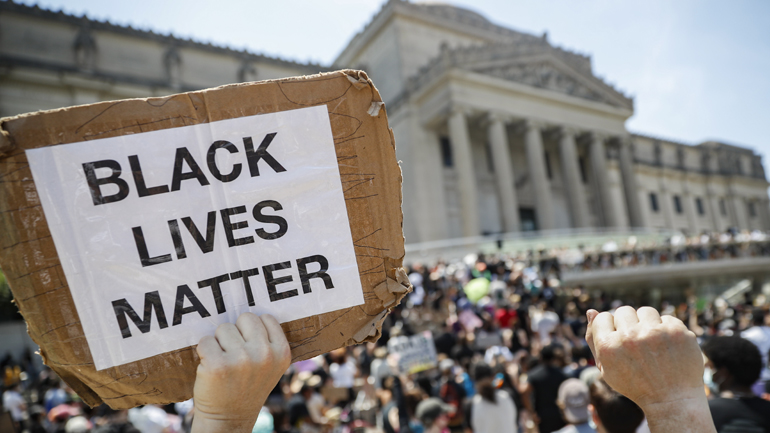 «Black Lives Matter» διακηρύσσει το Ευρωπαϊκό Κοινοβούλιο με ψήφισμά του