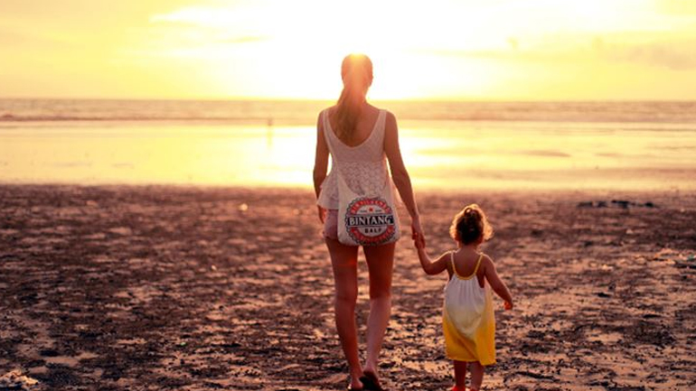 Τι πρέπει να έχουν οι γονείς στην τσάντα θαλάσσης;