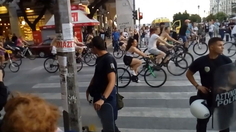 Θεσσαλονίκη: Αποδοκιμασίες κατά της γυμνής ποδηλατοδρομίας