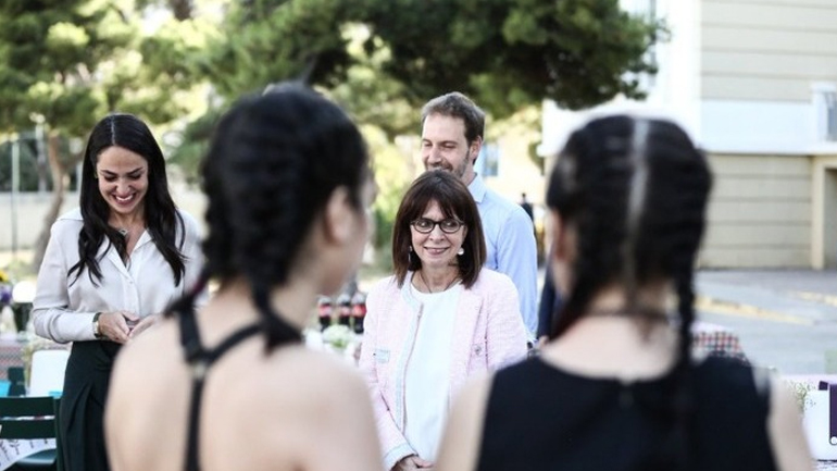 Να κυνηγήσουν τους στόχους τους, ενθάρρυνε η ΠτΔ τα κορίτσια στην Παιδόπολη «Αγία Βαρβάρα»