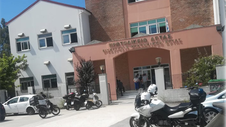 Ελεύθεροι οι έξι συλληφθέντες για την επίθεση και τον τραυματισμό τριών αστυνομικών στην Άρτα