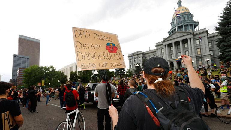 Κολοράντο: Εγκρίθηκε νομοσχέδιο που καταργεί την ασυλία των αστυνομικών