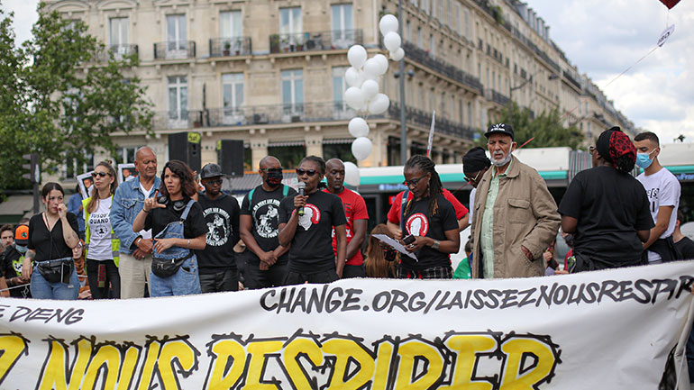 Πλήθος διαδηλωτών στο Παρίσι διαμαρτύρονται κατά του ρατσισμού και της αστυνομικής βίας