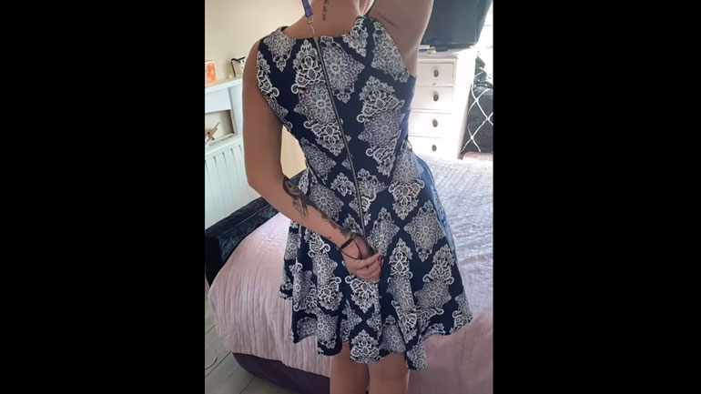 Το απόλυτο κόλπο για να κουμπώσετε το φόρεμά σας χωρίς κόπο