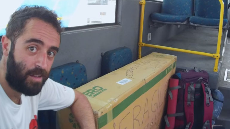 Πούλησε ότι είχε και δεν είχε και άρχισε να γυρίζει τον κόσμο