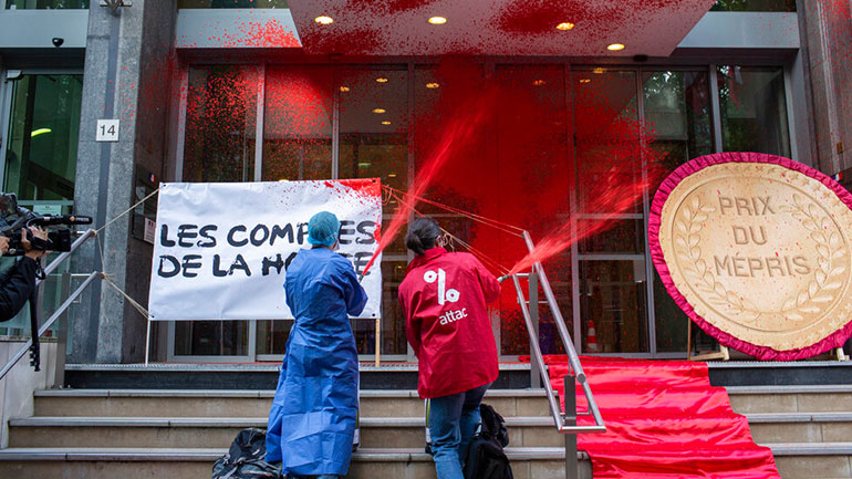 Γαλλία: Πέταξαν κόκκινη μπογιά στο υπουργείο Υγείας συμβολίζοντας το αίμα όσων χάθηκαν από covid-19