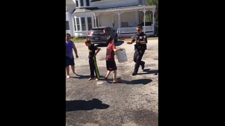 ΗΠΑ: Πιτσιρίκια παίζουν μπουγέλο με αστυνομικό