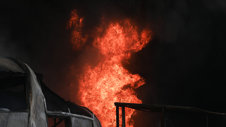 Ηράκλειο: Μεγάλη φωτιά σε κατάστημα και μάντρα αυτοκινήτων