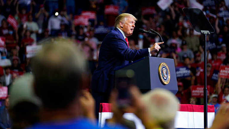 Ο Τραμπ προτρέπει μείωση των τεστ κορωνοϊού αποκαλώντας τα «δίκοπο μαχαίρι»