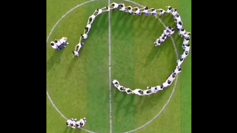 Παίζοντας «φιδάκι» στη μέση ενός γηπέδου