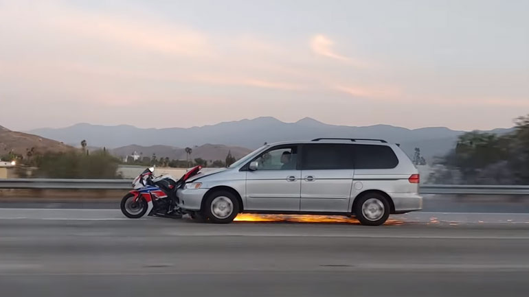 Βγήκε βόλτα με… σφηνωμένη μηχανή στον προφυλακτήρα του