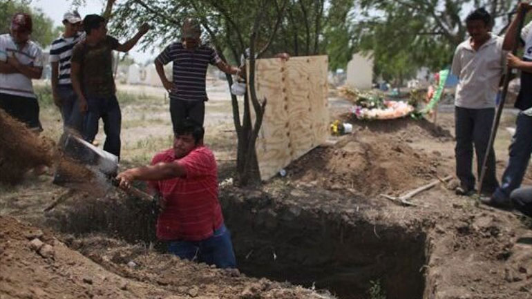 Σοκ στο Μεξικό: Εντοπίστηκαν 215 πτώματα σε εννέα ομαδικούς τάφους