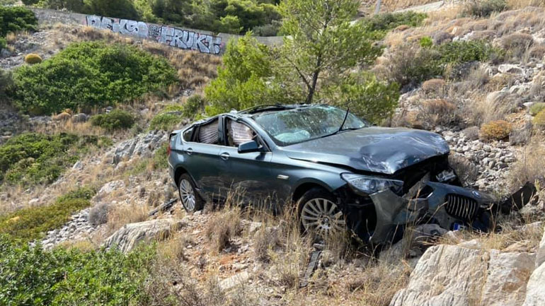 Αυτοκίνητο έπεσε σε γκρεμό στην Κακιά Σκάλα – Καλά στην υγεία του ο οδηγός