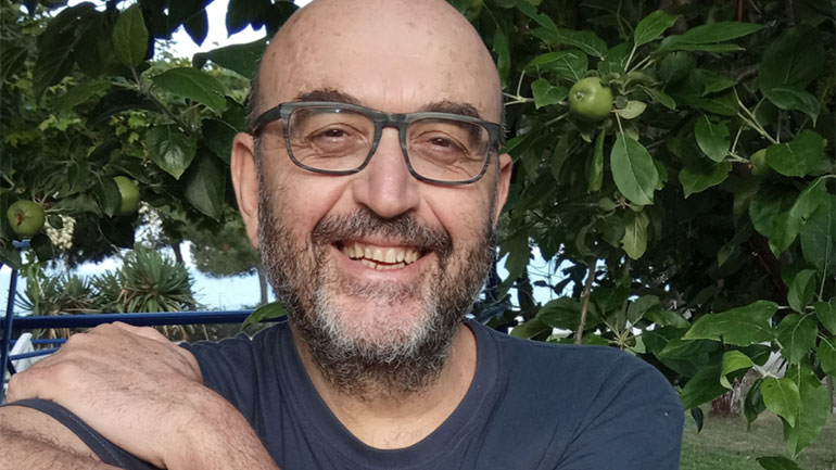 Κώστας Καβανόζης: «Η μνήμη είναι ένας τρόπος όχι για να πενθήσουμε αλλά για να ζήσουμε γλυκά»