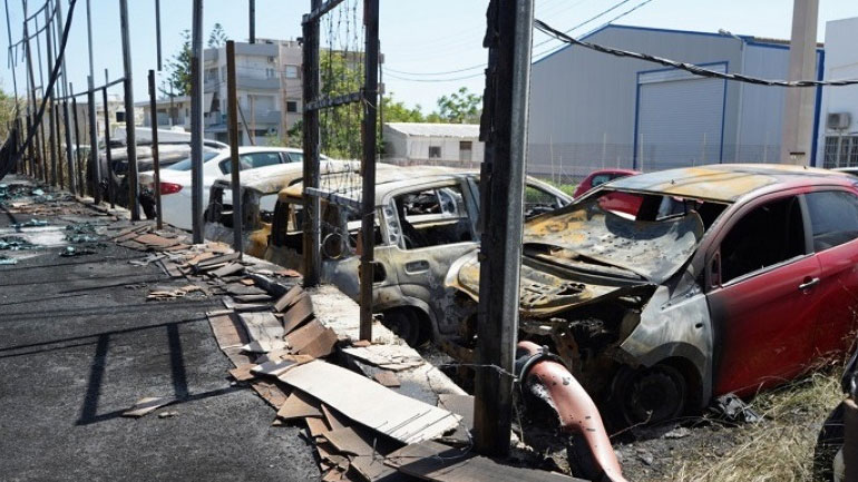 Γιόφυρο: Εικόνες απόλυτης καταστροφής στη μάντρα αυτοκινήτων από την πυρκαγιά