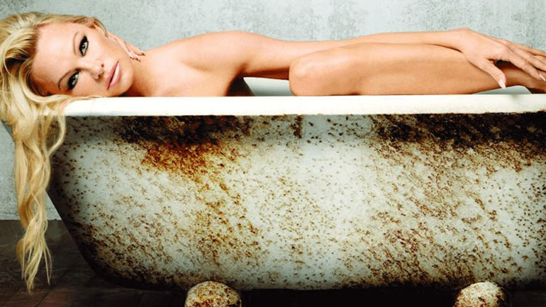 H 52χρονη Pamela Anderson ποζάρει ολόγυμνη στη νέα της καμπάνια