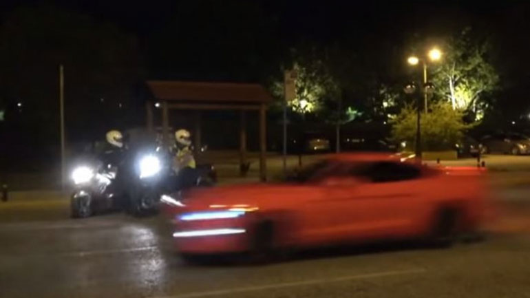 Αστυνομικοί καταδιώκουν «πειραγμένα» αυτοκίνητα στην Παραλιακή