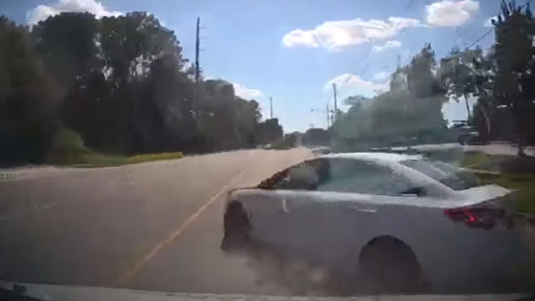 Απρόσεκτος οδηγός κάνει αναστροφή στο χειρότερο σημείο