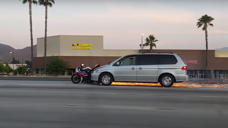 Aυτοκίνητο σέρνει μια μοτοσικλέτα