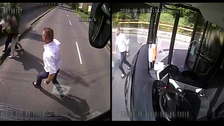 Οδηγός λεωφορείου βοηθά ηλικιωμένη που πέφτει θύμα κλοπής