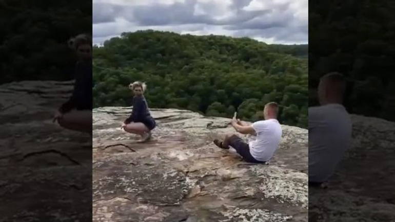 Ένας άνδρας τραβά φωτογραφίες την κοπέλα του για το Instagram