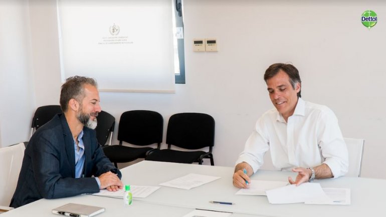 O κος Νίκος Τσακαλάκης, Πρόεδρος και Διευθύνων Σύμβουλος της RECKITT BENCKISER HELLAS HEALTHCARE A.E και ο κος Παναγιώτης Αρκουμανέας, Πρόεδρος του ΕΟΔΥ