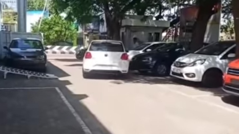 Το τούμπαρε μέσα στην αντιπροσωπεία! Το τούμπαρε μέσα στην αντιπροσωπεία!